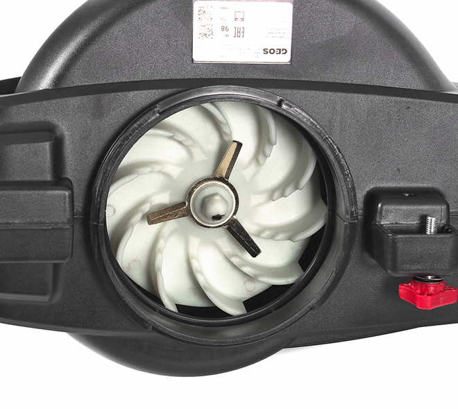 <b>Стальной 3-лопастной нож</b> превращает садовый растительный мусор в мульчу. Для полного заполнения 25-литрового мешка нужно около 45 литров мусора.