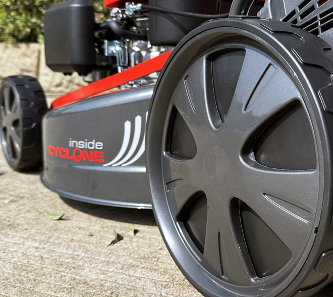 Большие колеса XL для лучшей проходимости и минимального повреждения газона.