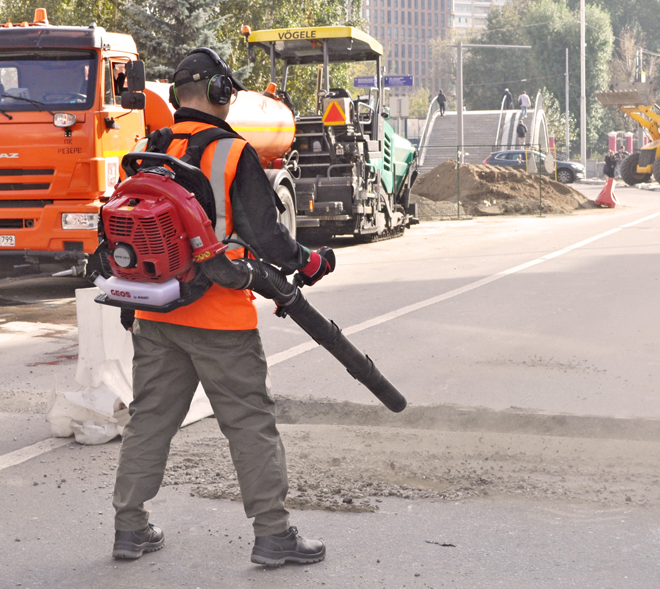 <b>Воздуходувы оснащены улучшенной системой фильтрации воздуха</b>, что является важным фактором при использовании в условиях повышенного пылеобразования. Например, на BPB 363 установлен фильтр с вертикально ориентированной гофрой , что позволяет ему самоочищаться от вибрации двигателя.