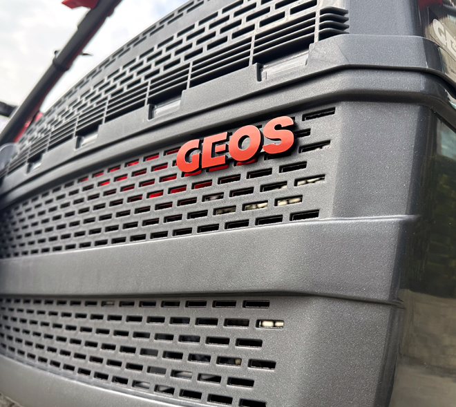 Пластиковый травосборник 65 л. с отверстиями особой формы для создания повышеной тяги и равномерной наполняемости. С индикатором заполнения.