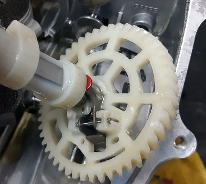 Технология Easy-Pull™ (Легкий Запуск) на всех двигателях газонокосилок GLS. Распредвал с дополнительным кулачком, который слегка приоткрывает выпускной клапан чтобы стравить лишнее давление из камеры сгорания, тем самым снижая усилие для запуска.