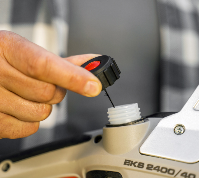 <b>Система автоматической смазки</b> гарантирует длительный срок службы цепи и шины, снижая износ и повышая эффективность работы.