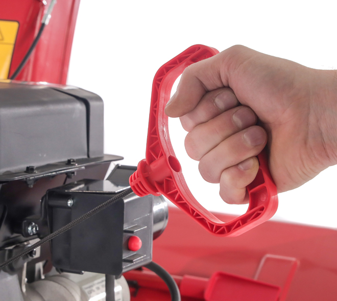 <b>Запуск и управление</b> В моделях 620E; 700E и 760 TE есть запуск от электростартера при подключении питания 220В. Модель 620B запускается электростартером от установленного аккумулятора. Все элементы управления крупные и контрастные - легко запускать и управлять снегоуборщиком в рукавицах.