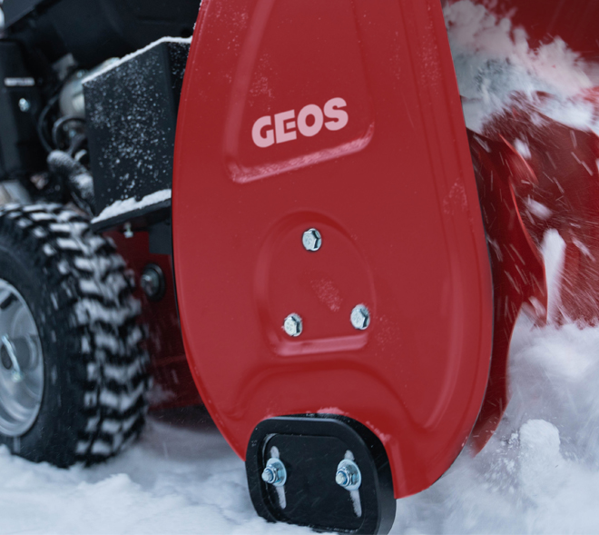 <b>Полимерные или комбинированные направляющие. </b>На всех бензиновых снегоуборщиках GEOS установлены направляющие для лучшего скольжения и ограничения высоты ковша над уровнем поверхности.