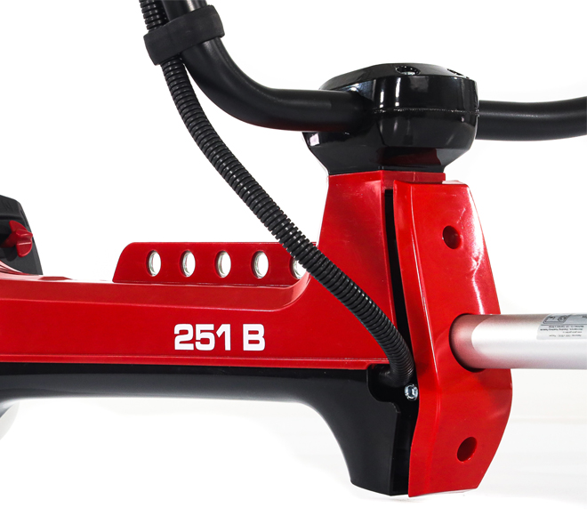 <b>5-точечная антивибрационная система AntiVib</b>, состоящая из пружин, резиновых упоров и демпферов, является отличительной чертой профессиональных мотокос и кусторезов, позволяет сохранять великолепную управляемость, снижая к минимуму все вибрации.