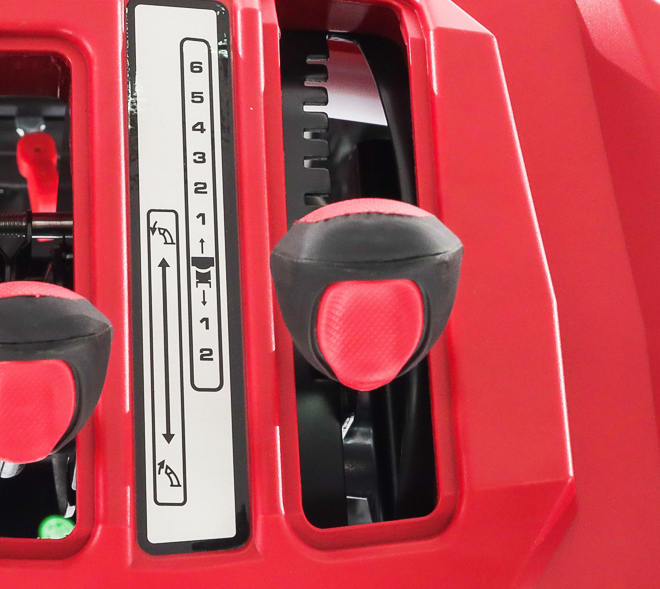 <b>Все бензиновые снегоуборщики GEOS оснащены фрикционной КПП</b>. С панели оператора можно легко перключать скорости: 6 вперед и 2 назад.