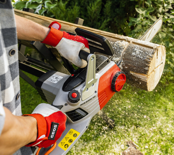 <b>Продуманное расположение двигателя</b> и идеальная сбалансированность в сочетании с низким весом идеально подходят для продолжительных работ без лишней усталости. Длина шины: 14 дюймов (35 см) – подходит для выполнения работ по распиловке досок и производству изделий из древесины.